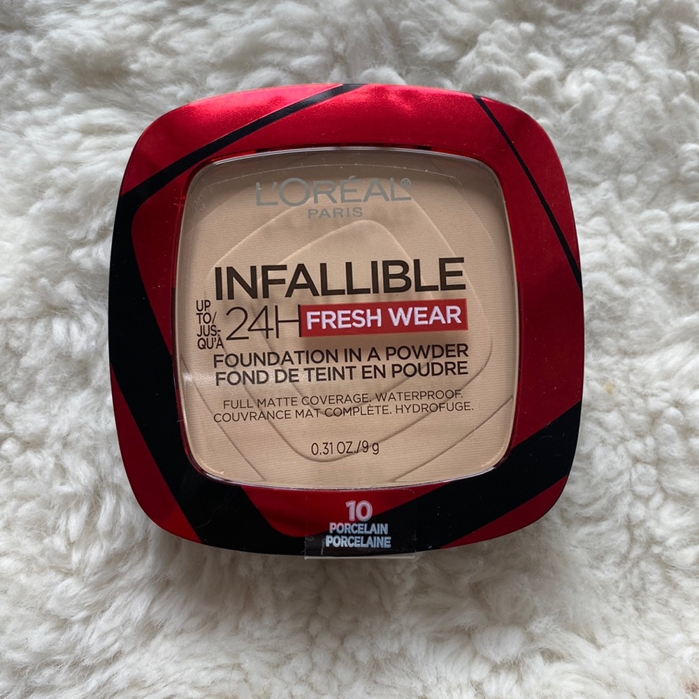L'Oréal Infallible 24HR Foundation In A Powder Shade 10 Porcelain.